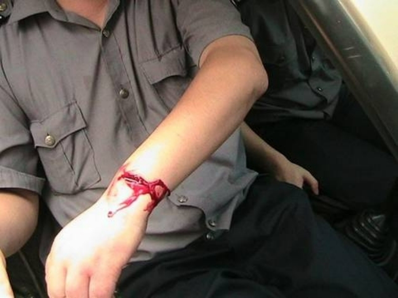 外伤止血、包扎、固定、搬运