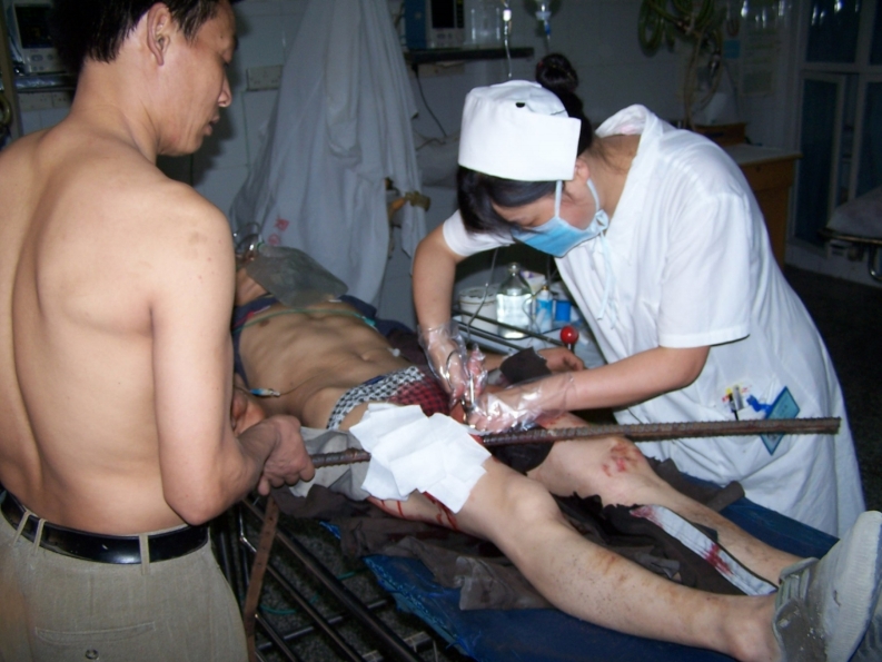 外伤止血、包扎、固定、搬运